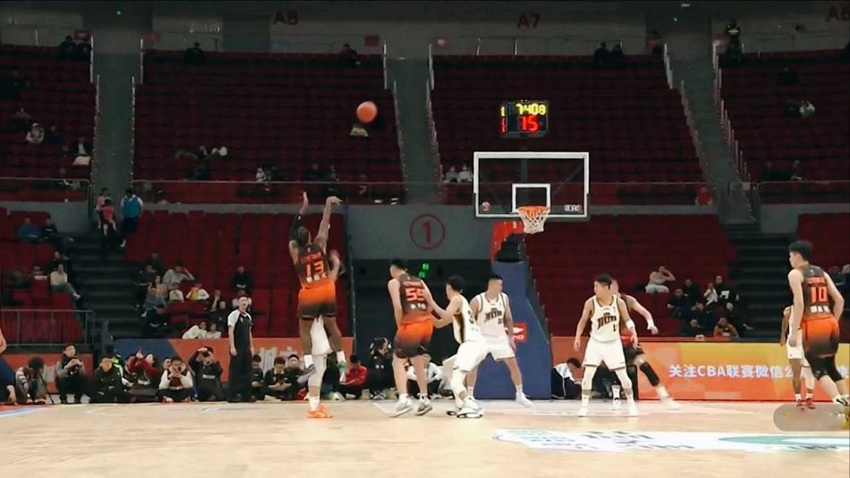 开云登录入口-23分大胜、豪取7连胜！山东男篮13记3分引爆全场，邱彪多次发飙