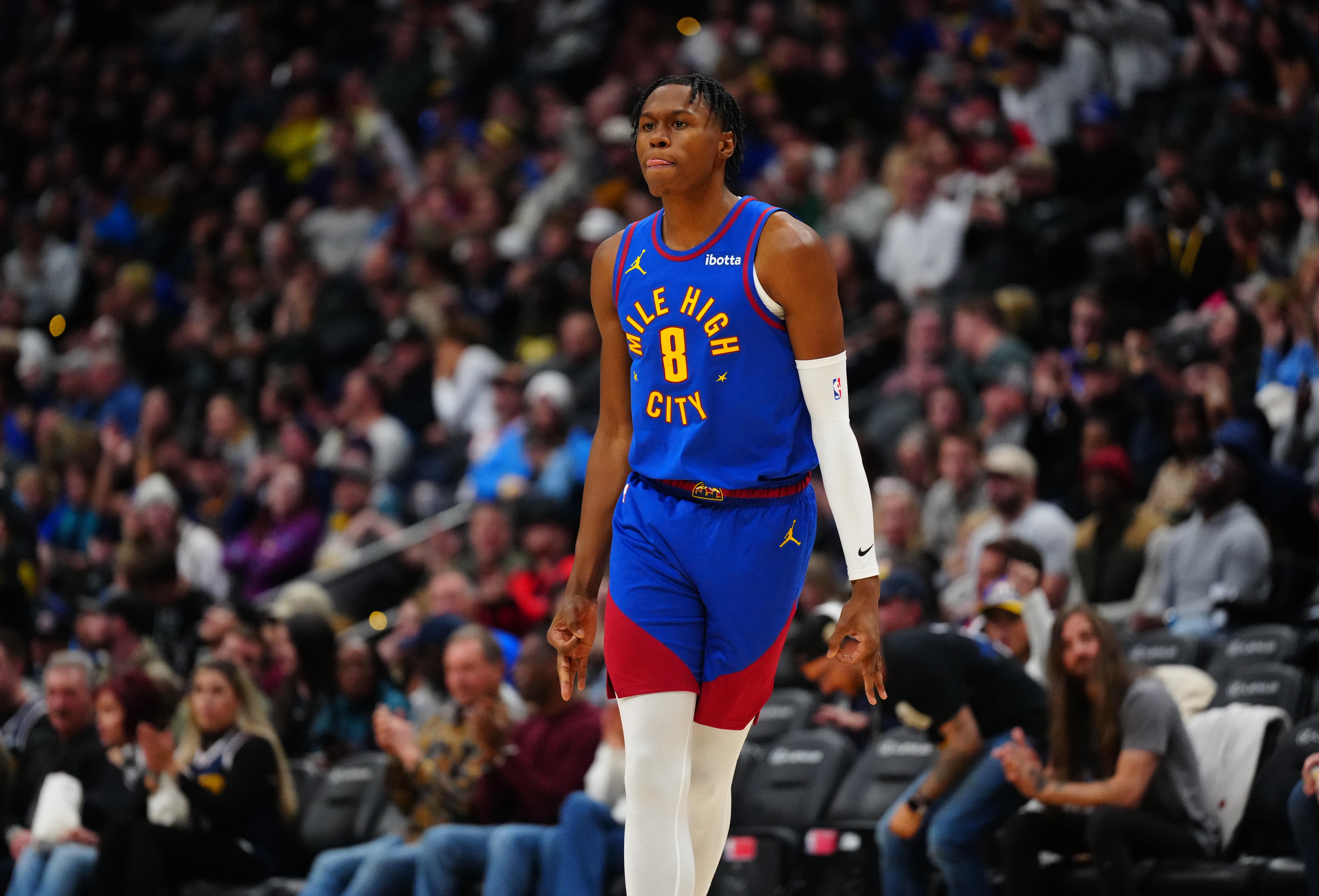 开云app-上来就送大礼！费尔斯上篮不中 沃特森拼抢篮板点进乌龙球