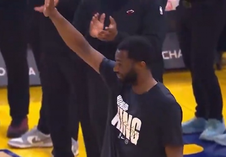 开云平台-勇士球迷起立鼓掌欢迎维金斯！鲍威尔打趣后者：别哭哈！