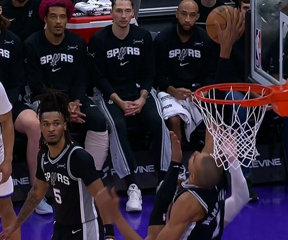 开云下载-太逆天了也！菲利波夫斯基强硬抛投 文班亚马补防长舒猿臂抓帽