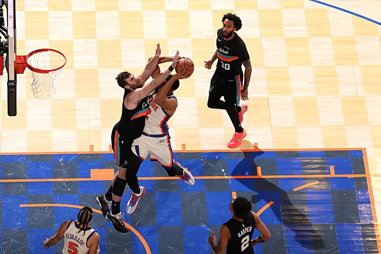 开云登录入口-表现正在逐渐下滑，马刺替补中锋的这份长约可能会成为垃圾合同？