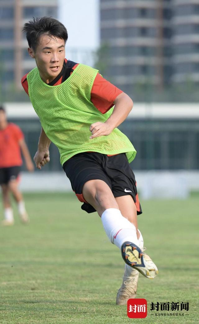 kaiyun-少年“小帅”：从中乙首球到金童加冕，成都09后小将逐梦绿茵